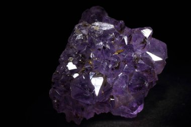 Siyah arkaplanda Ametist