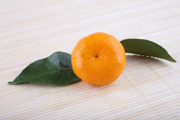 Tangeriner Med Blad Vit Bakgrund — Stockfoto