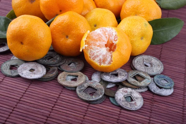 Naranjas Mandarinas Monedas Chinas Antiguas Sobre Fondo Bambú Las Monedas —  Fotos de Stock