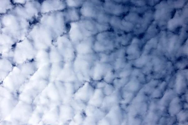 Pluizige Wolken Lucht Achtergrond — Stockfoto