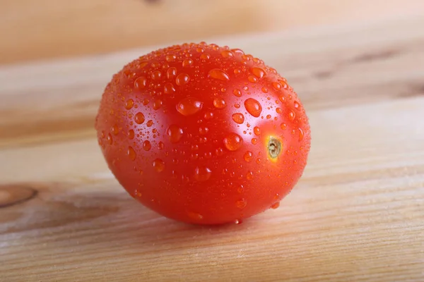 Rote Tomate Auf Dem Tisch — Stockfoto