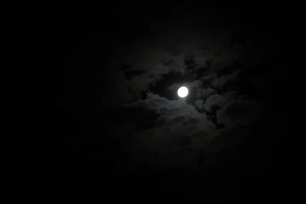 Měsíc Krásné Mraky — Stock fotografie