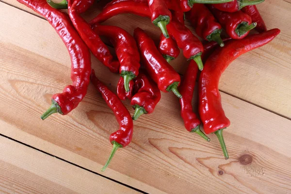 Κόκκινες Καυτερές Πιπεριές Στο Τραπέζι — Φωτογραφία Αρχείου