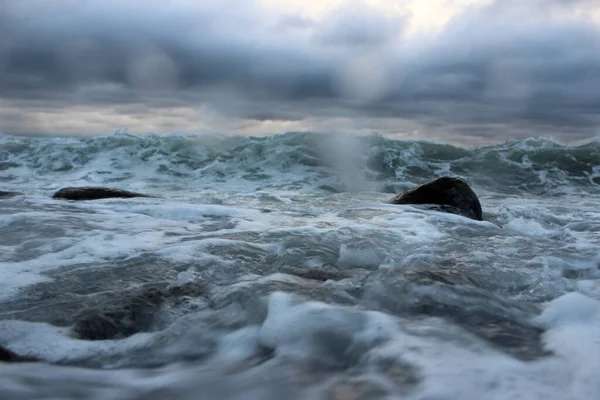海で嵐 レンズに水滴 — ストック写真