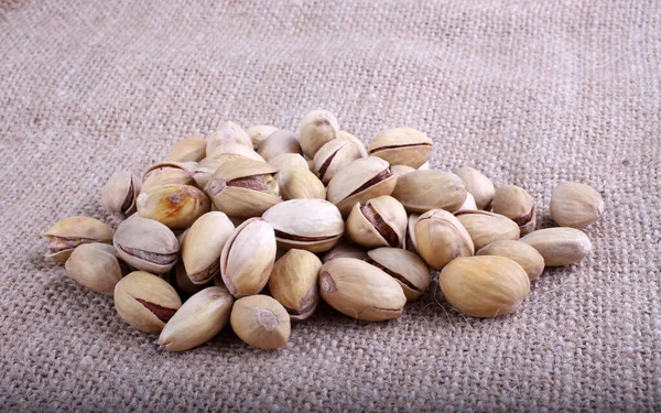Close Heap Salted Pistachio Nuts — стоковое фото