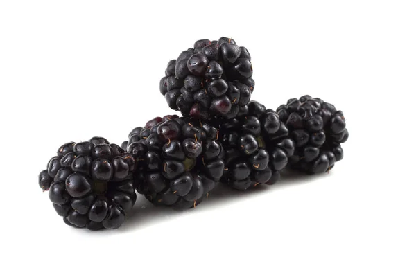 Blackberry Matang Dengan Daun Hijau Latar Belakang Putih — Stok Foto