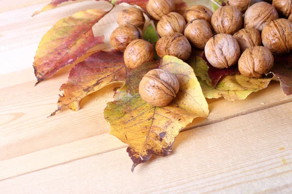 Walnüsse Und Herbstblätter Auf Dem Tisch — Stockfoto