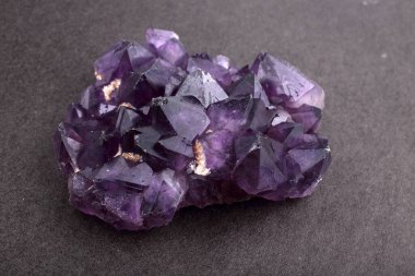 Siyah arkaplanda Ametist