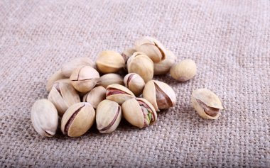 Tuzlu şam fıstığı yığınına yakın.