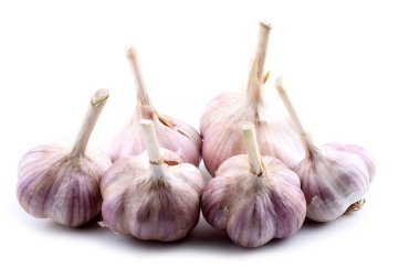 Beyaz arkaplanda sarımsak izole edilmiş.
