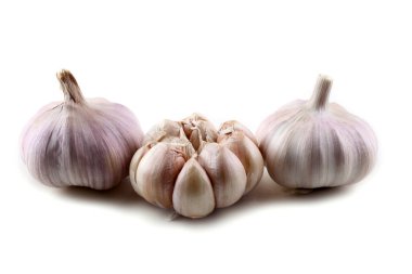 Beyaz arkaplanda sarımsak izole edilmiş.