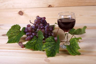 Üzüm ve şarap masada.