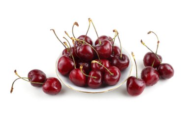 beyaz arkaplanda izole kirazlar