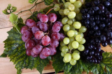 Masada farklı renkte üzüm var.