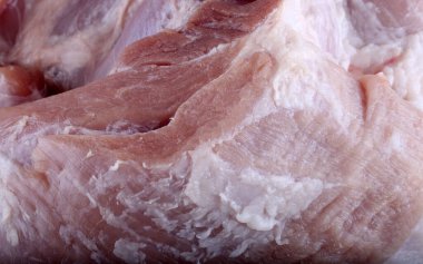 Çiğ domuz eti yakın. 