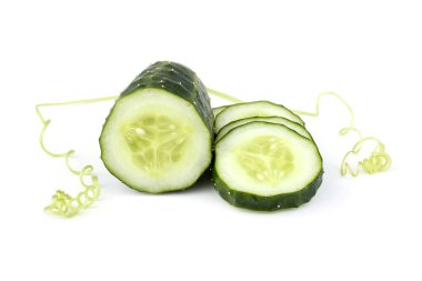 Beyaz arkaplanda salatalıklar