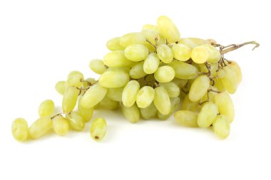 Beyaz arkaplanda izole edilmiş olgun üzümler