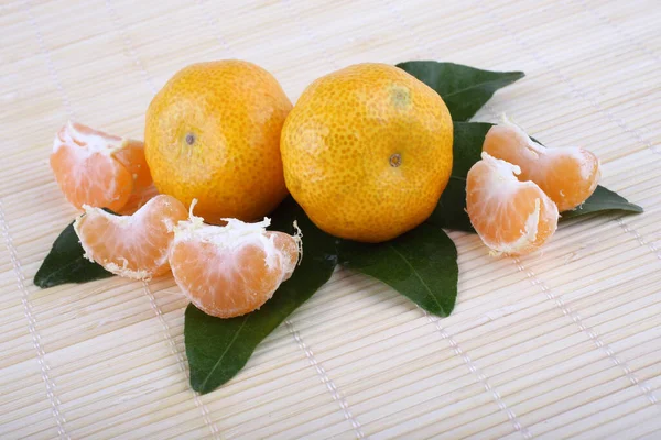 Mandarinas Con Hojas Sobre Fondo Blanco —  Fotos de Stock