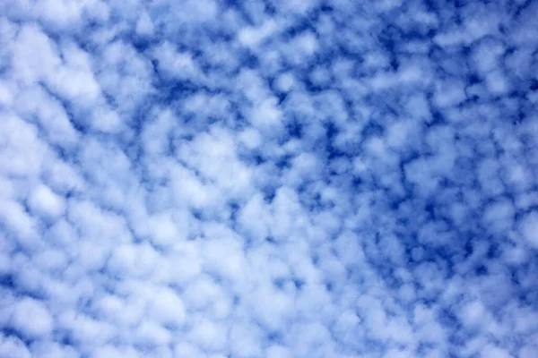 Arka Planda Kabarık Bulutlar — Stok fotoğraf