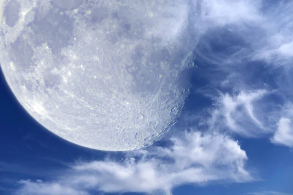 Luna Nubes Plumas Mar Tarde — Foto de Stock