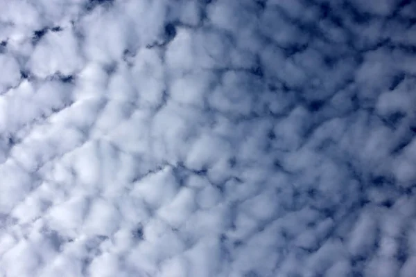 Flauschige Wolken Auf Dem Hintergrund — Stockfoto