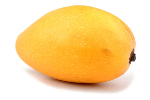 成熟的芒果在白色背景下被分离出来 — 图库照片