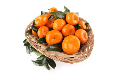 Mandalina portakalları kötü tepside. Ses düzeyi fotoğrafı