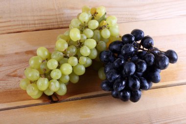 Masada kırmızı ve yeşil üzüm