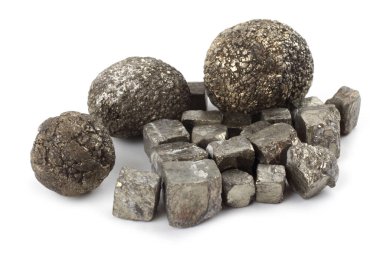 Pyrite (aptal altını) beyaz üzerinde izole (FeS2)