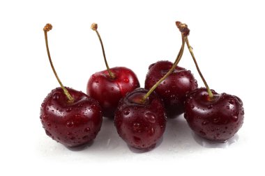 beyaz arkaplanda izole kirazlar