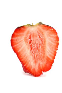 Beyaz arka planda izole edilmiş çilekler