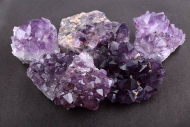 Siyah arkaplanda Ametist