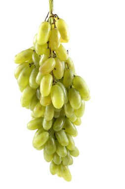 Beyaz arkaplanda izole edilmiş olgun üzümler