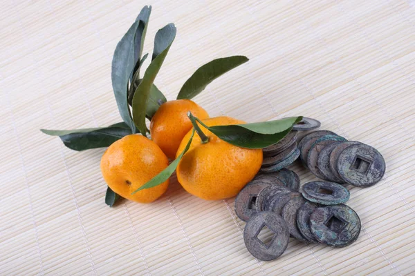 Naranjas Mandarinas Monedas Chinas Antiguas Sobre Fondo Bambú Las Monedas —  Fotos de Stock