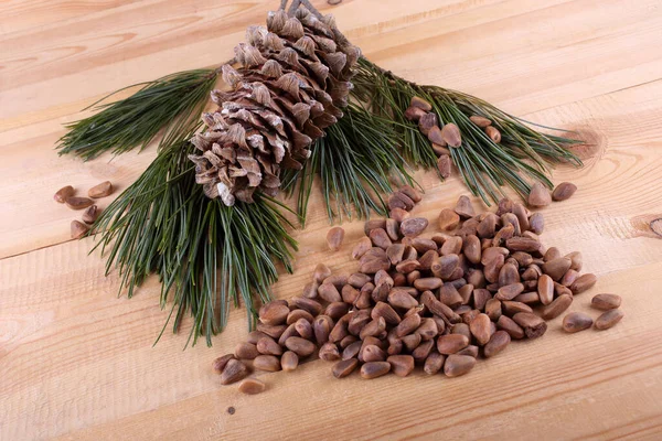 Sedir çam fıstığı masada.