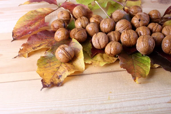 Walnüsse Und Herbstblätter Auf Dem Tisch — Stockfoto