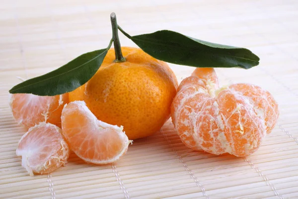 Mandarinas Con Hojas Sobre Fondo Blanco —  Fotos de Stock