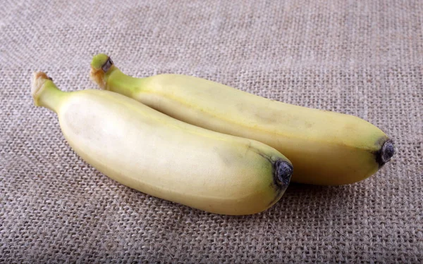 Gula Bananer Vit Bakgrund — Stockfoto