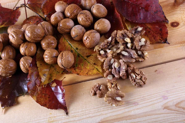 Walnüsse Und Herbstblätter Auf Dem Tisch — Stockfoto