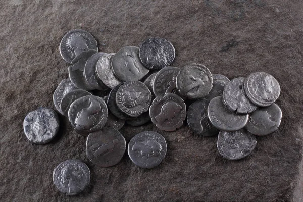 Αρχαία Ρωμαϊκά Νομίσματα Πέτρα — Φωτογραφία Αρχείου