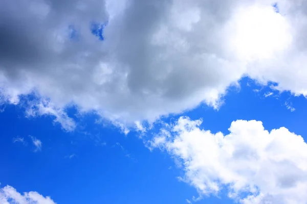 背景にふわふわの雲 — ストック写真