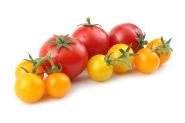 Beyaz arka planda izole edilmiş taze domatesler