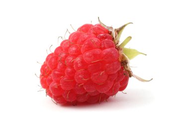 Olgun ahududular beyaz arka planda izole edilmiş.