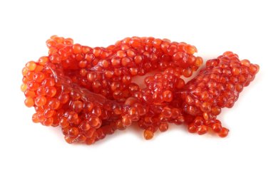 Beyaz arkaplanda kırmızı havyar izole edildi