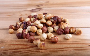 Masada soyulmuş fındık var.