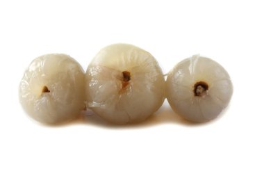 Soyulmuş lychee beyazı izole etti