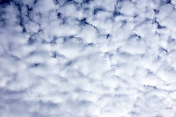 Flauschige Wolken Auf Dem Hintergrund — Stockfoto