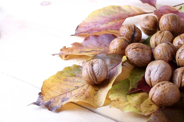 Walnüsse Und Herbstblätter Auf Dem Tisch — Stockfoto