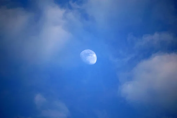 Luna Blanca Con Fondo Cielo Nublado — Foto de Stock