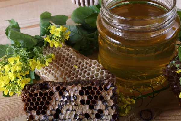 新鮮な蜂蜜でガラス瓶とハニカム — ストック写真